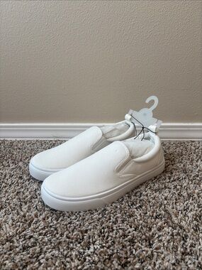 ✨NWT~Maurice’s Canvas Slip Ons✨